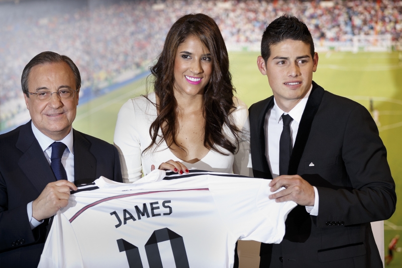 James Rodriguez (vpravo), prezident Realu Florentino Perez a Daniela Ospina.