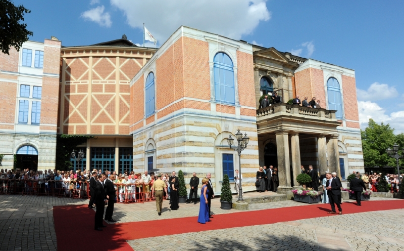 V Bayreuthu začal Wagnerovský festival. 