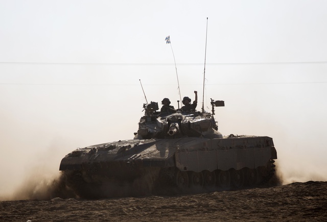 Izraelský tank na hranici s Pásmem Gazy. Izraelský tank na hranici s Pásmem Gazy.