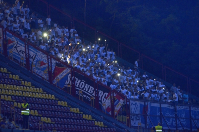 Kotel fanoušků Baníku Ostrava během vypadnutí proudu na Julisce. 