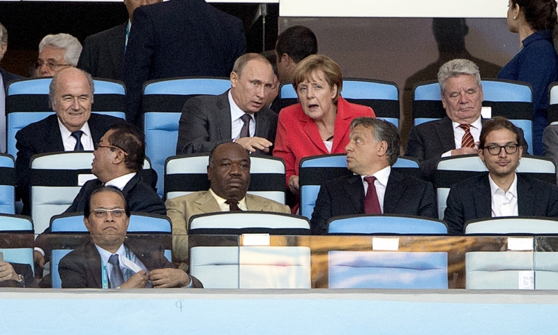 Vladimir Putin při sledování fotbalového zápasu na letošním mistrovství.