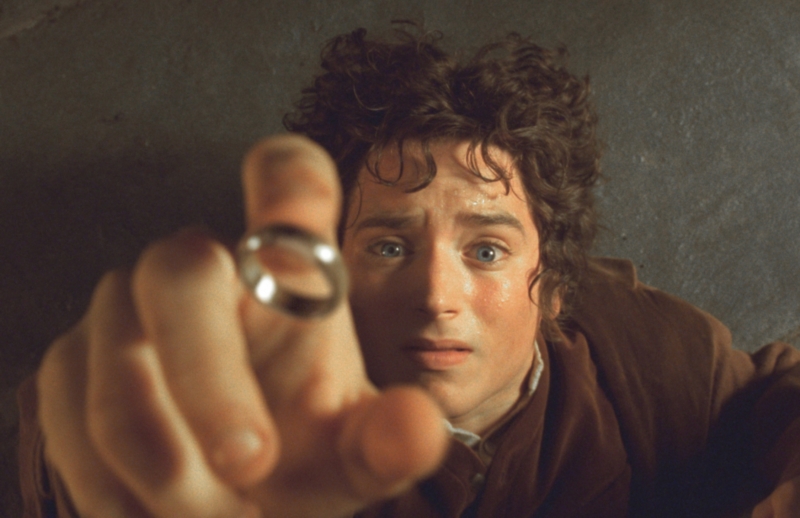 Herec Elijah Wood ve filmu Pán prstenů: Společenstvo Prstenu, natočeném podle knihy J. R. R. Tolkiena.