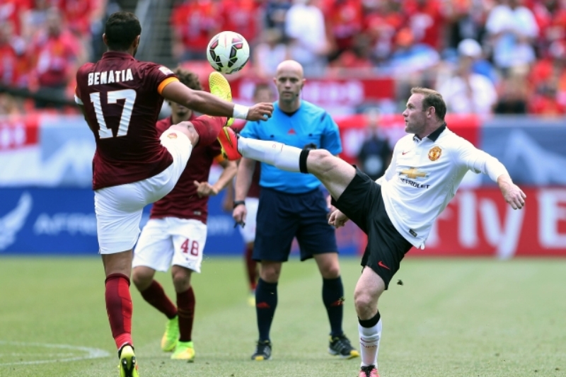 Útočník Manchesteru United Wayne Rooney (vpravo) v zápase s AS Řím.