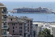 Vrak výletní lodě Costa Concordia v neděli ráno dorazil k přístavu v Janově, kde bude později sešrotován. Vrak výletní lodě Costa Concordia v neděli ráno dorazil k přístavu v Janově, kde bude později sešrotován.