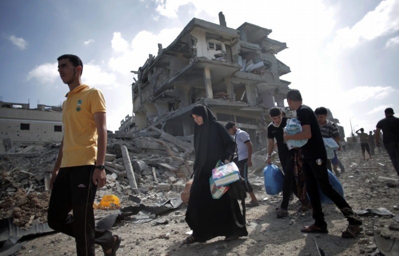 Palestinci opouštějí své zničené domovy během krátkého příměří.