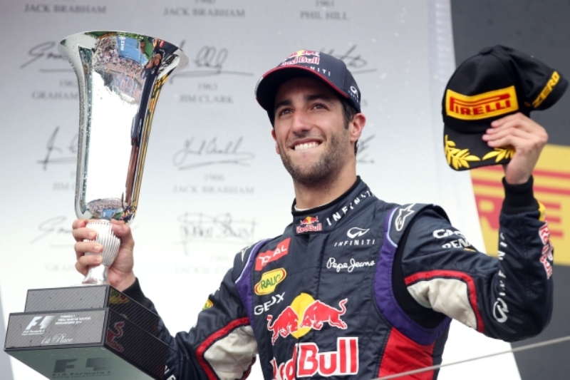 Australský pilot formule 1 Daniel Ricciardo slaví triumf na VC Maďarska. Australský pilot formule 1 Daniel Ricciardo slaví triumf na VC Maďarska.