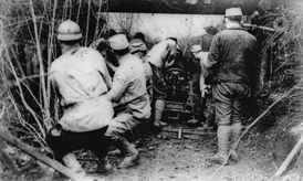 Snímek z první světové války. Bitva u Verdunu, jedna z nejkrvavějších bitev (1916).