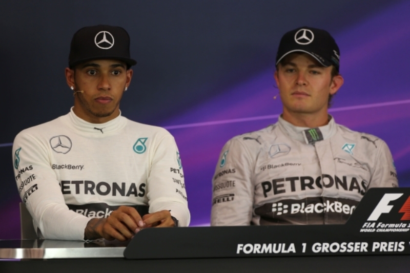 Piloti stáje Mercedes Lewis Hamilton (vlevo) a Niko Rosberg.
