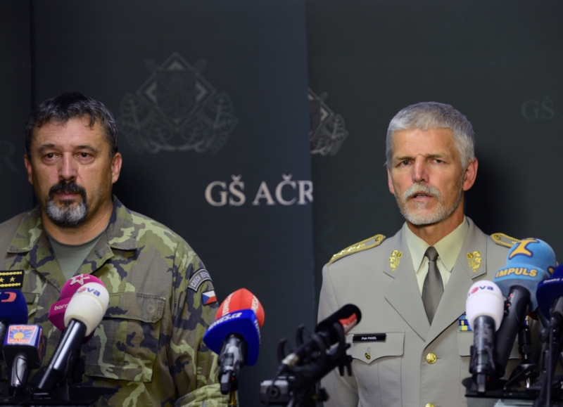 Náčelníkův zástupce Aleš Opata (vlevo) zmizí do Bruselu, náčelník Petr Pavel možná také. Náčelníkův zástupce Aleš Opata (vlevo) zmizí do Bruselu, náčelník Petr Pavel možná také.