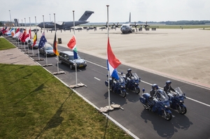 Smuteční ceremonie a převoz ostatků obětí katastrofy boeingu na místo identifikace v Nizozemsku.