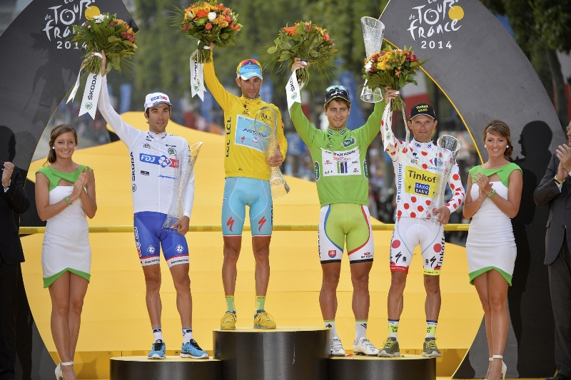 Hrdinové Tour. Zleva nejlepší mladý jezdec Thibaut Pinot z Francie, celkový vítěz Vincenzo Nibali z Itálie, Peter Sagan ze Slovenska, jenž obhájil cenu pro nejlepšího sprintera, a Polák Rafal Majka, nejlepší vrchař letošní Tour. (Foto: ČTK/ZUMA/David Stockman) Hrdinové Tour. Zleva nejlepší mladý jezdec Thibaut Pinot z Francie, celkový vítěz Vincenzo Nibali z Itálie, Peter Sagan ze Slovenska, jenž obhájil cenu pro nejlepšího sprintera, a Polák Rafal Majka, nejlepší vrchař letošní Tour. (Foto: ČTK/ZUMA/David Stockman)