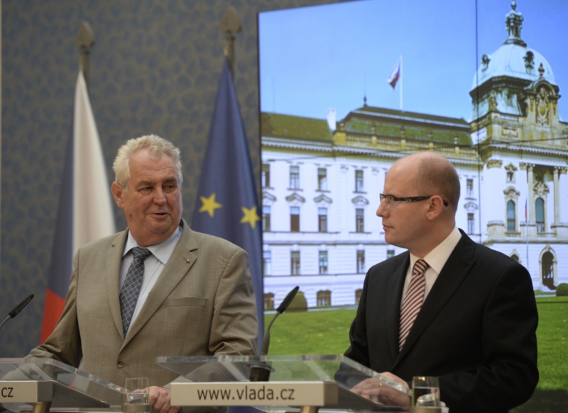 Sobotka podle Zemana ponížil Česko svou cestou do Bruselu.