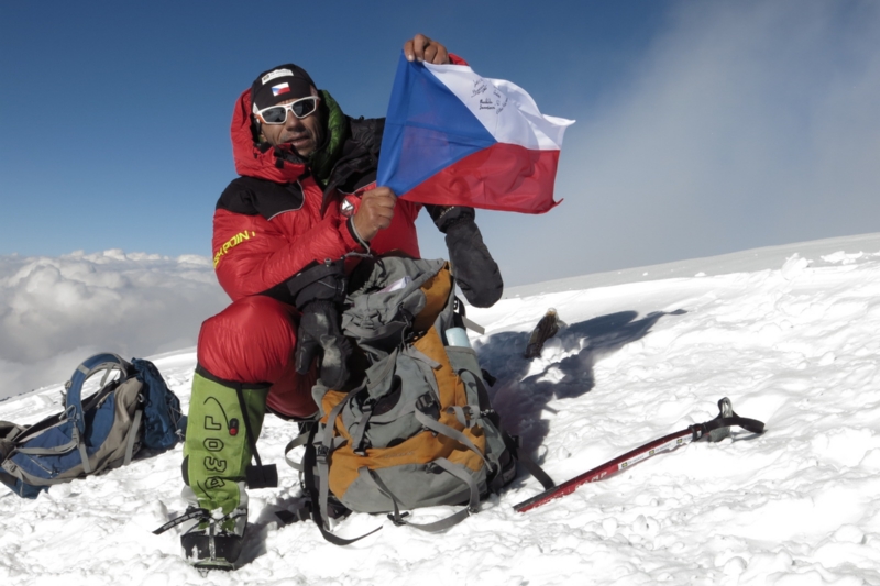 Horolezec Radek Jaroš na vrcholu K2.