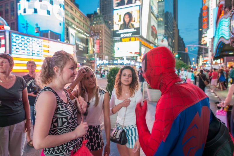 Televizní postavy se přetahují na Times Square o turisty. Televizní postavy se přetahují na Times Square o turisty.