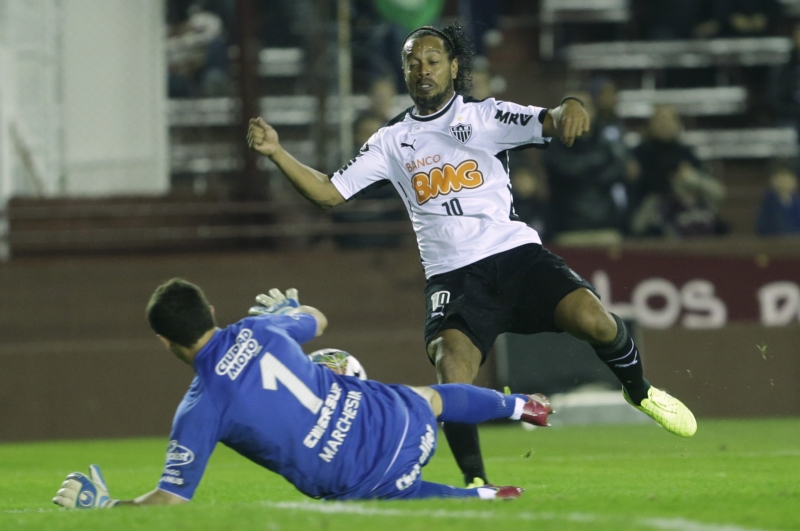 Ronaldinho (v bílém).
