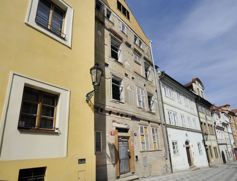 Dům U Tří andělů (uprostřed).