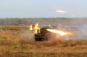 Obě strany používají raketomety Grad. Jsou nepřesné a zabíjejí masově.