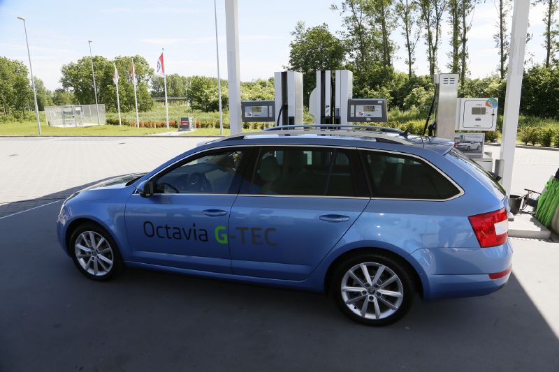 Octavia G-TEC při tankování na rekordní jízdě.