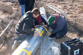 Vyprošťování přístrojů z rakety po návratu na Zemi.
