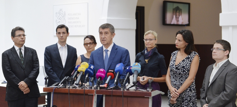 Předseda hnutí ANO Andrej Babiš (uprostřed) představil 24. července na tiskové konferenci v Praze kandidáty do podzimních komunálních voleb. Na snímku jsou (zleva) Michal Hašek, Petr Novotný, Adriana Krnáčová, Andrej Babiš, Martina Schopperová, Eliška Kaplicky a Patrik Nacher.