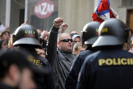 Mezinárodní koalice kritizuje i pokračující protiromské protesty.