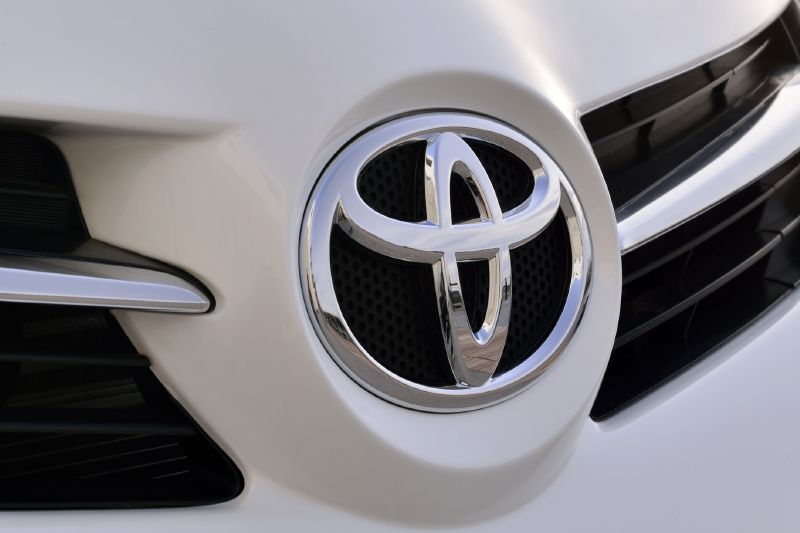 Toyota si udržuje pozici největšího světového prodejce automobil.