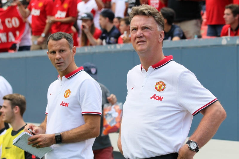 Louis van Gaal po boku Ryana Giggse (vlevo). Louis van Gaal po boku Ryana Giggse (vlevo).