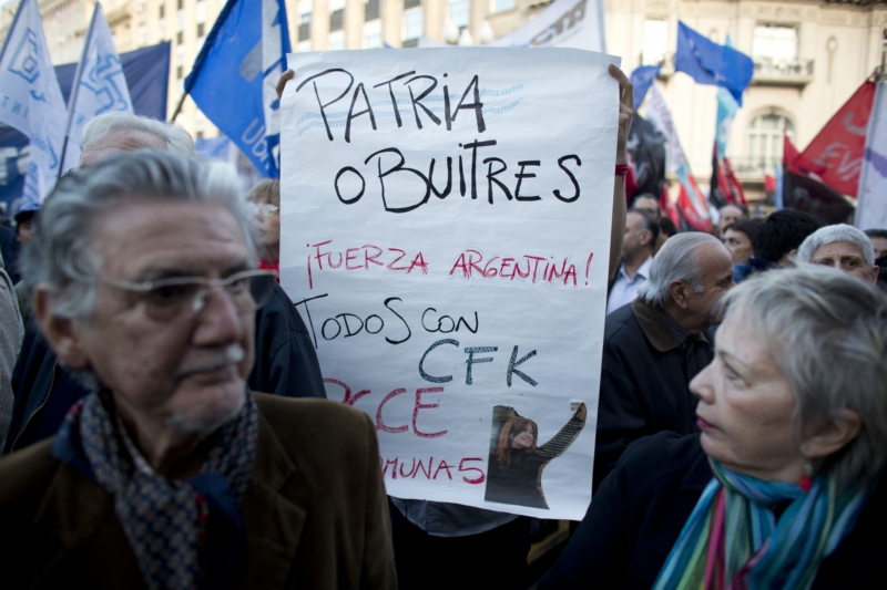 Demonstrace Argentinců na podporu jejich vlády. Spor nebyl vyřešen kvůli "supím" fondům, které chtějí plnou splátku dluhů. Demonstrace Argentinců na podporu jejich vlády. Spor nebyl vyřešen kvůli "supím" fondům, které chtějí plnou splátku dluhů.