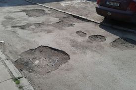 Brněnský výmol v ulici Dunajevského.