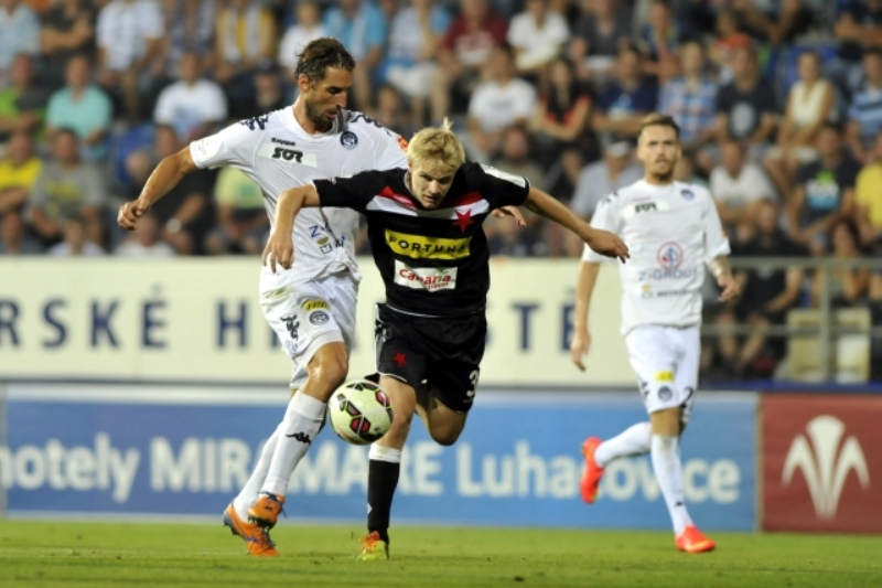 Obránce pražské Slavie Jan Mikula (vpředu).