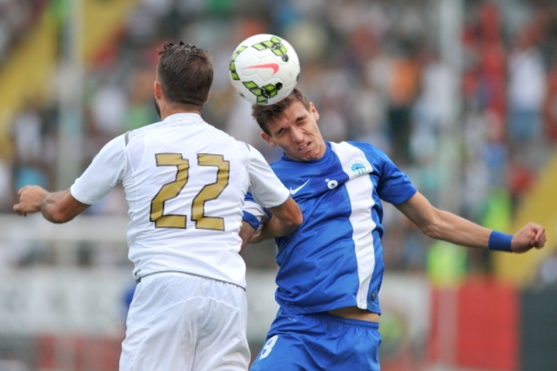 Záložník Liberce David Pavelka (vpravo) v utkání proti Giurgiu.