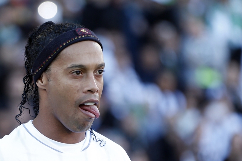 Brazilec Ronaldinho by se údajně mohl vrátit do Evropy. Brazilec Ronaldinho by se údajně mohl vrátit do Evropy.