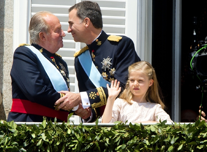 Juan Carlos předává žezlo svému synovi Felipemu.