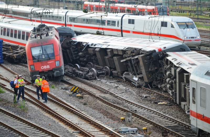 Pět vagónu soupravy EuroCity vykolejilo. Pět vagónu soupravy EuroCity vykolejilo.