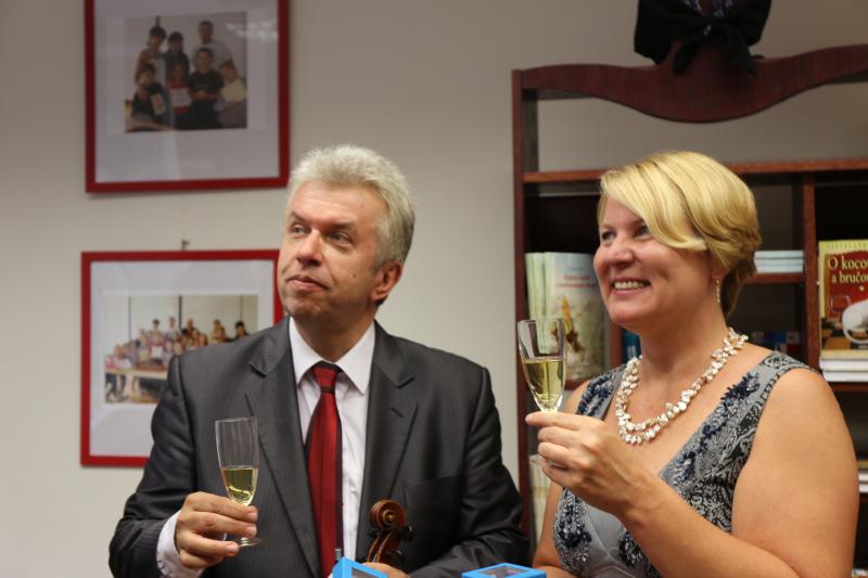 Starostka Hujová se hájí, že musí dobře reprezentovat. Na snímku s houslovým virtuosem Jaroslavem Svěceným.
