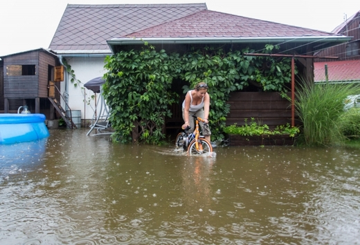 Rozvodněná Svratka po vydatném dešti v Herálci na Žďársku.