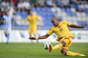 Utkání 2. kola první fotbalové ligy FK Mladá Boleslav - Dukla Praha 3. srpna v Mladé Boleslavi. Jean-David Beauguel z Dukly střílí gól.