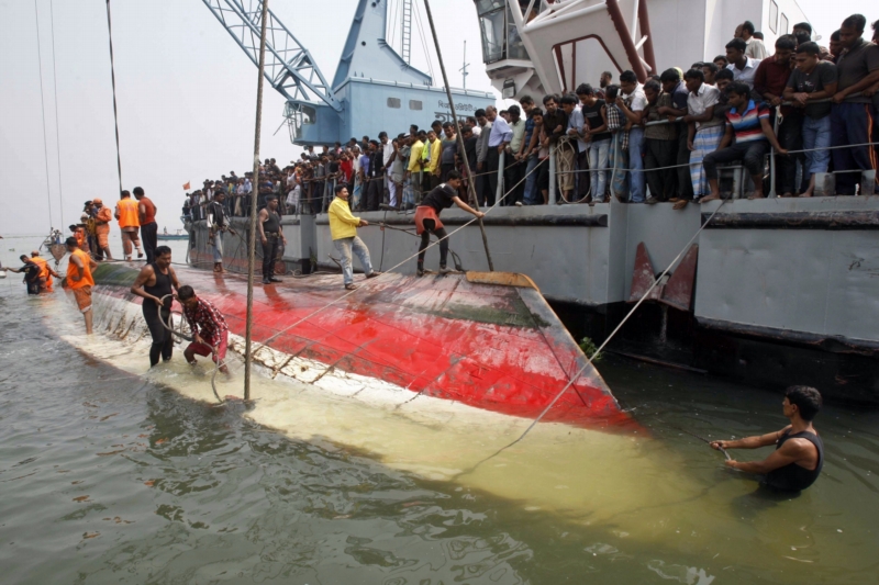 Nehody přívozních plavidel jsou v Bangladéši relativně běžné, především kvůli nedodržování bezpečnostních pravidel a častému přetěžování lodí.