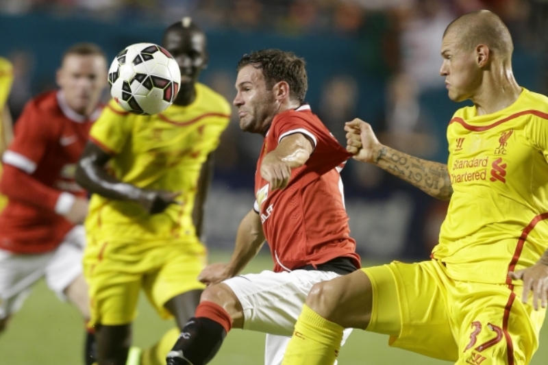 Záložník Machesteru United Juan Mata (vlevo) a slovenský obránce Liverpoolu Martin Škrtěl.
