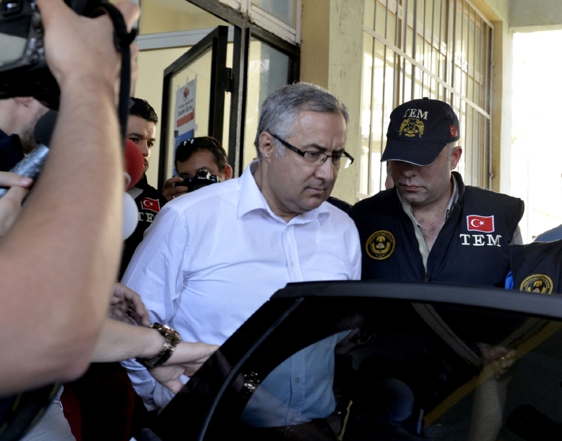 Zatčení bývalého šéfa protiteroristického oddělení Yurta Atayuna v Istanbulu.