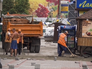 Pokládání nové dlažby na Maidanu.