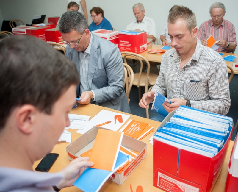 Sčítání vnitrostranického korespondenčního referenda ČSSD probíhalo 6. srpna v Praze. Sčítání vnitrostranického korespondenčního referenda ČSSD probíhalo 6. srpna v Praze.