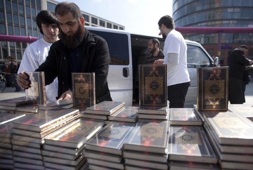 Lákání oveček. Salafisté rozdávají korán v Berlíně.