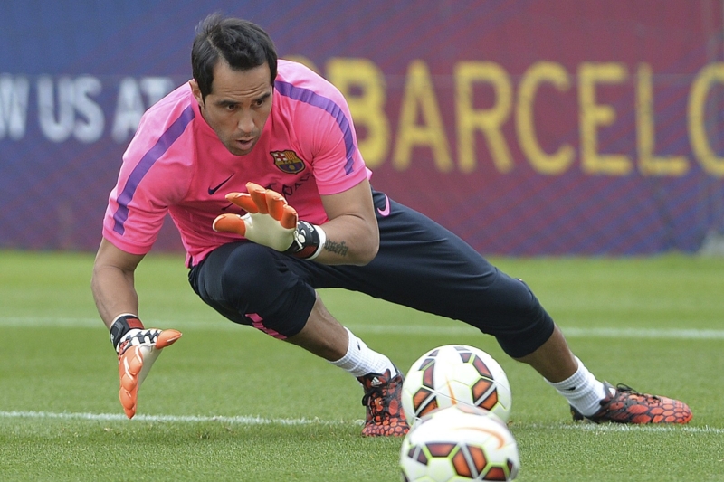 Brankář Claudio Bravo začal své působení v Barceloně chybou, která ve středečním přípravném utkání rozhodla o porážce Katalánců 0:1 s fotbalisty Neapole. Brankář Claudio Bravo začal své působení v Barceloně chybou, která ve středečním přípravném utkání rozhodla o porážce Katalánců 0:1 s fotbalisty Neapole.