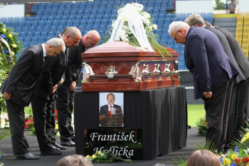 Na stadionu Na Stínadlech v Teplicích se konalo poslední rozloučení s ředitelem teplického fotbalového klubu Františkem Hrdličkou.
