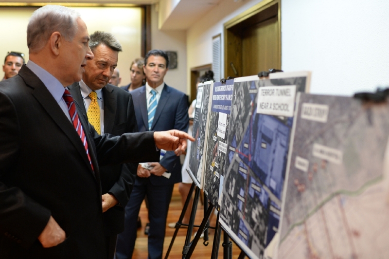 Premiér Netanyahu vysvětluje šéfovi Mez. Červenéhoikříže válku v Gaze.