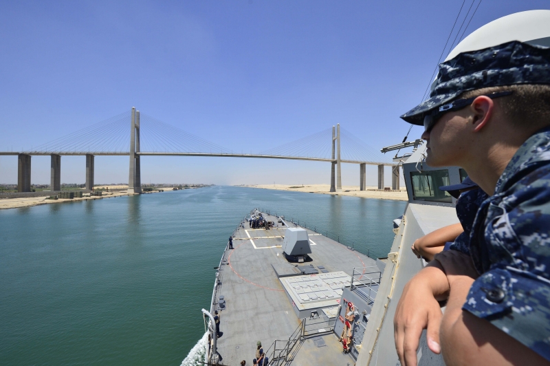 Raketový křižník USS Nitze proplouvá roku 2014 Suezem.