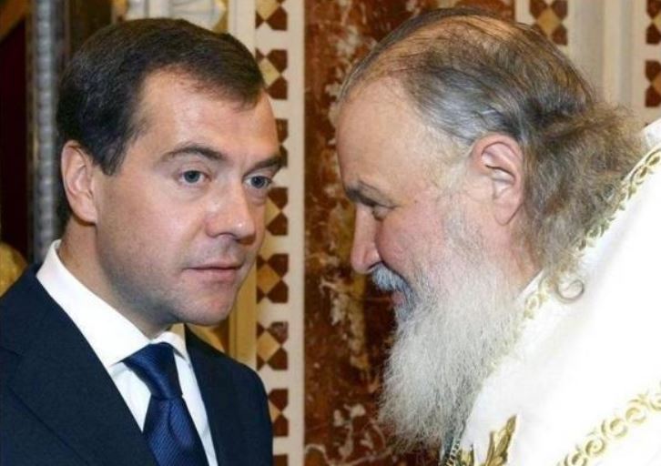Premiér Medveděv (vlevo) s patriarchou (ilustrační foto).