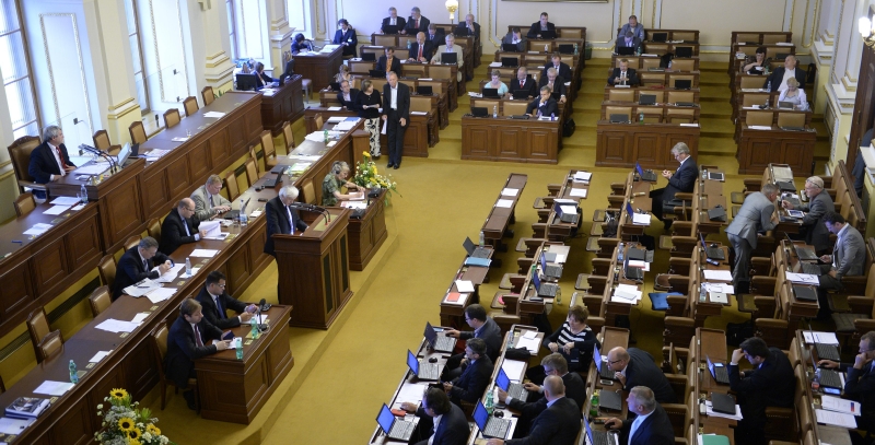 Studium, nebo prázdniny? Poslanci mají pauzu do 27. srpna.