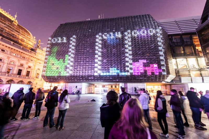 8bitový syndrom – Adam Široký & Tomáš Nadymáček, Piazzeta Národního divadla. 8bitový syndrom – Adam Široký & Tomáš Nadymáček, Piazzeta Národního divadla.